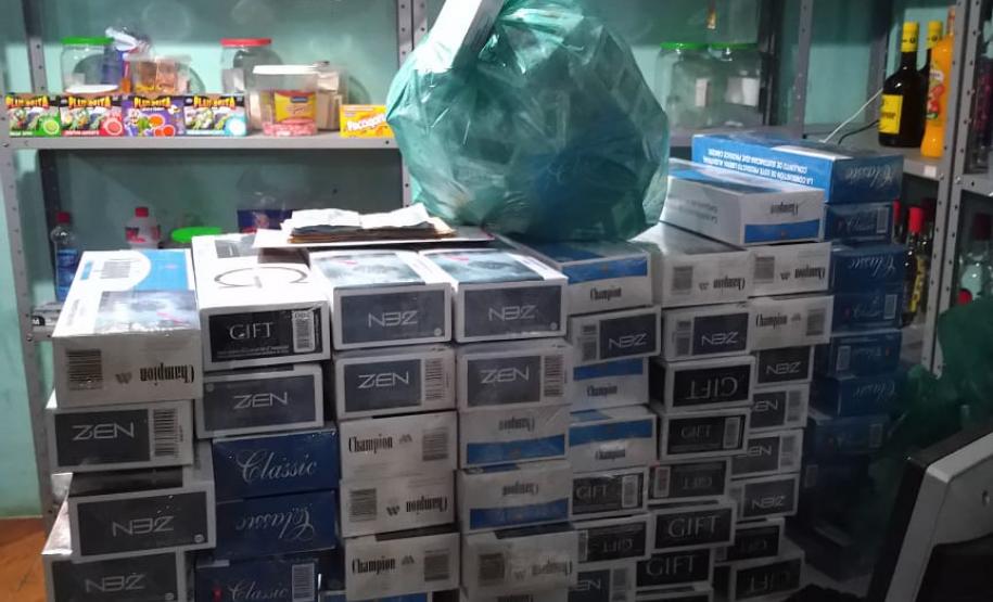 No Bairro Alto, em Curitiba, AIFU flagra estabelecimento aberto e apreende máquina caça-níquel e cigarros contrabandeados