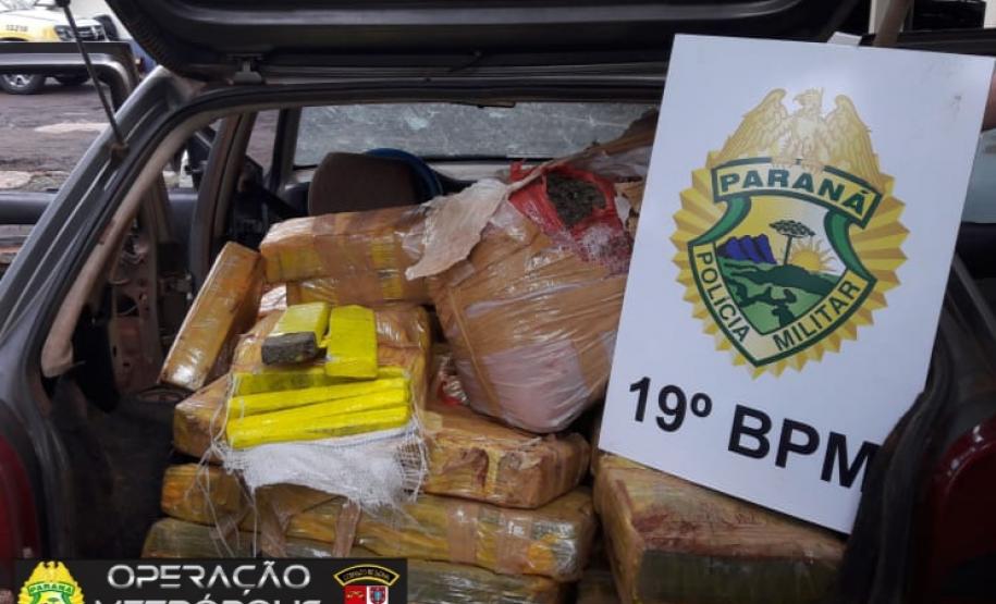 Em situações distintas, equipes a serviço da Operação Metrópolis apreendem mais de 400 quilos de maconha e 1,6 mil pacotes de cigarros