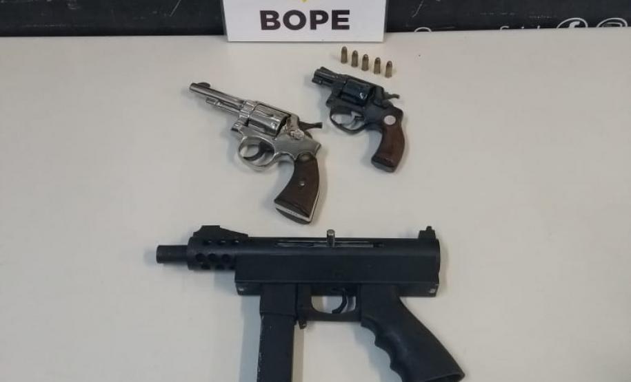 Armas, drogas e dólares são apreendidos pelo BOPE na Capital e no Oeste do estado