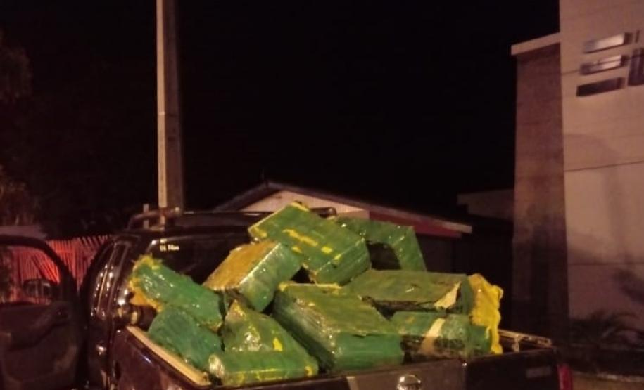 PM apreende 751 quilos de maconha e duas espingardas após denúncia em Toledo (PR)