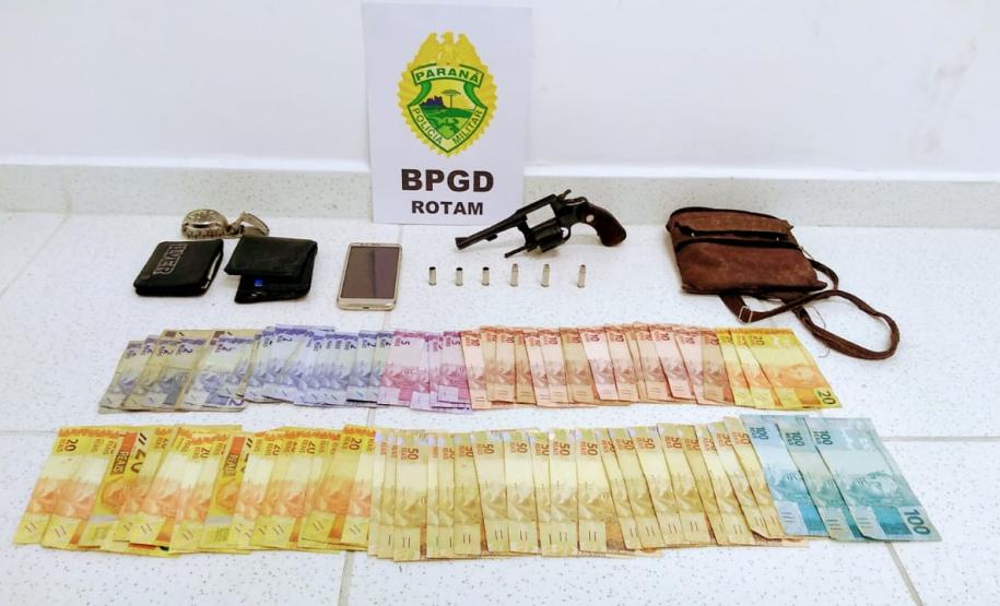 PM flagra roubo a mercado, prende dois homens e apreende drogas e armas de fogo na RMC
