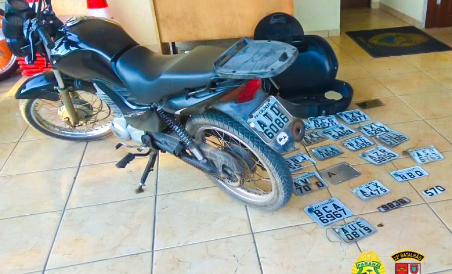 PM descobre produção ilegal de placas de moto em Rio Branco do Sul, na RMC; 22 placas com alerta foram apreendidas
