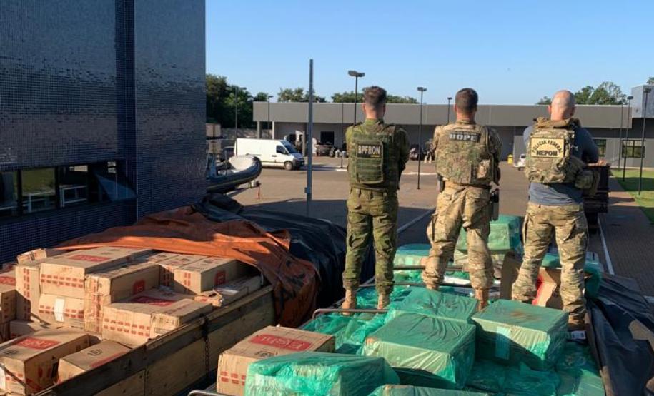 BOPE e BPFron flagram contrabando e apreendem R$ 4 milhões em cigarros em Guaíra, no Oeste do estado
