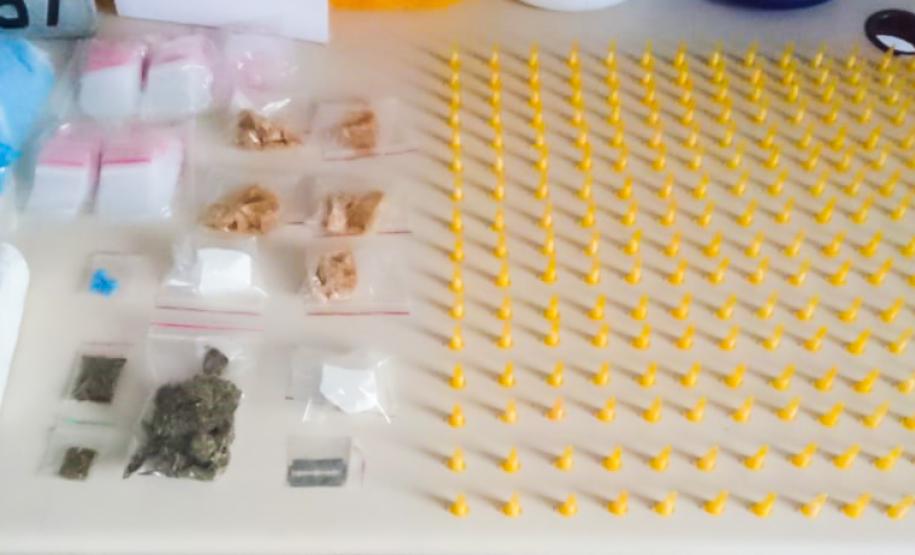 Em Colombo, na RMC, PM apreende mais de 1,1 quilo de drogas e nove mil embalagens de eppendorfs