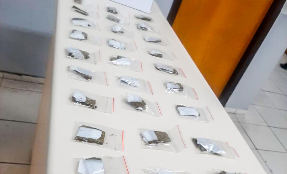 Em Colombo, na RMC, PM apreende mais de 1,1 quilo de drogas e nove mil embalagens de eppendorfs