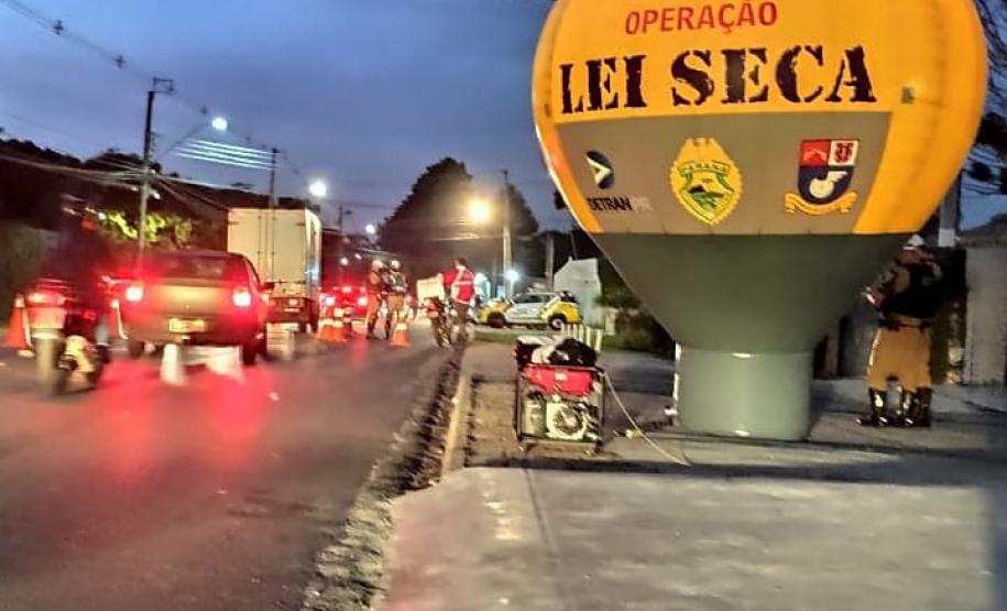 Durante bloqueio de trânsito, BPTran recupera carro e celulares roubados em Curitiba