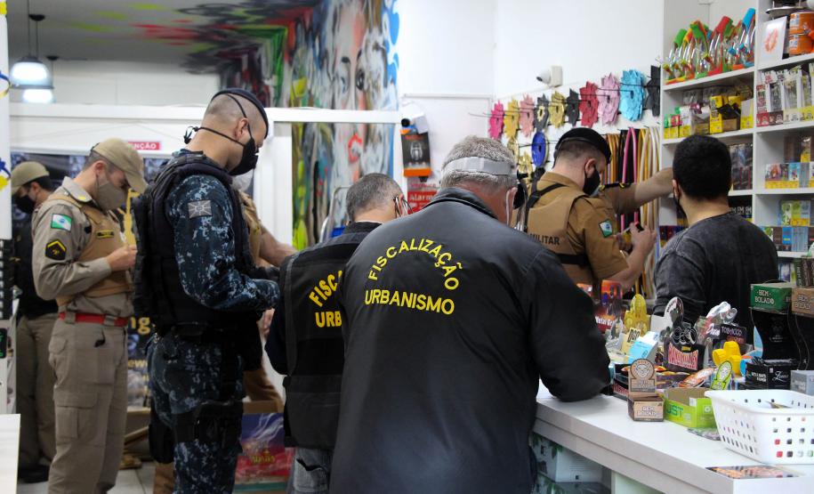 Operação fecha comércio e apreende contrabando em Curitiba