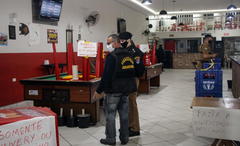 Operação fecha comércio e apreende contrabando em Curitiba