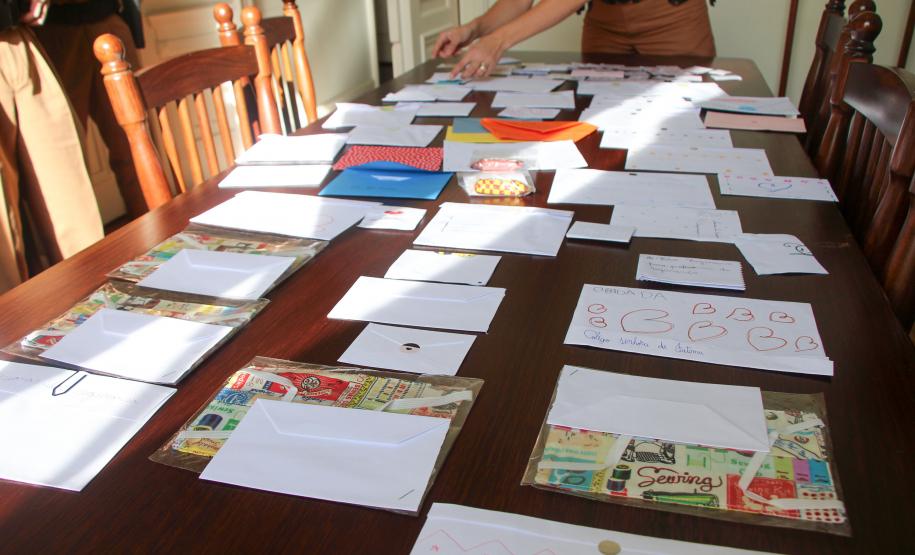 Policiais militares recebem cartas escritas por alunos do Colégio Senhora de Fátima em Curitiba