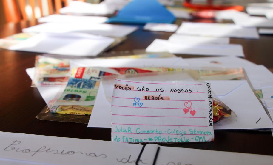 Policiais militares recebem cartas escritas por alunos do Colégio Senhora de Fátima em Curitiba