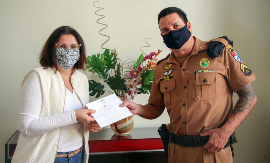 Policiais militares recebem cartas escritas por alunos do Colégio Senhora de Fátima em Curitiba