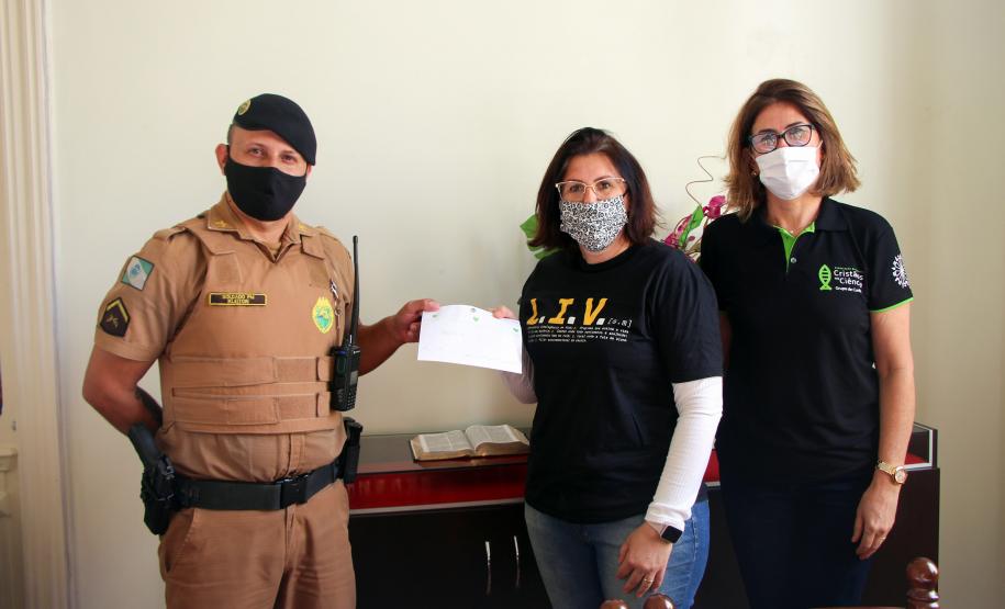 Policiais militares recebem cartas escritas por alunos do Colégio Senhora de Fátima em Curitiba