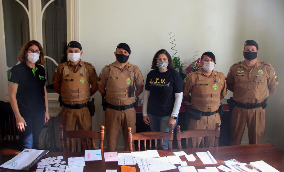 Policiais militares recebem cartas escritas por alunos do Colégio Senhora de Fátima em Curitiba