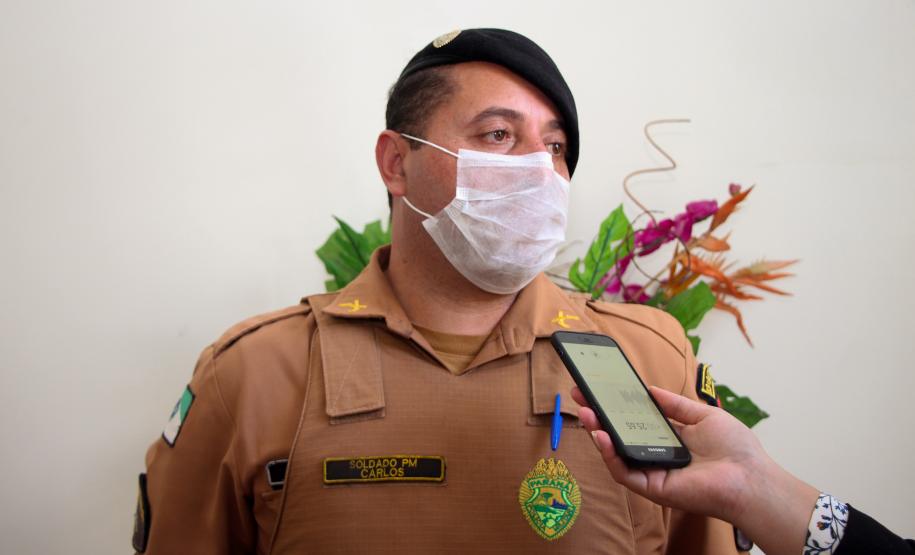 Policiais militares recebem cartas escritas por alunos do Colégio Senhora de Fátima em Curitiba