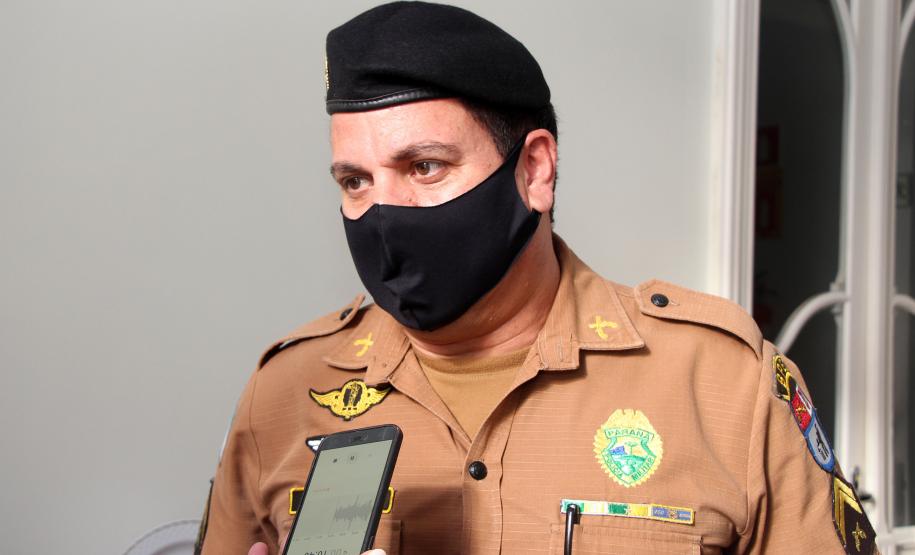 Policiais militares recebem cartas escritas por alunos do Colégio Senhora de Fátima em Curitiba