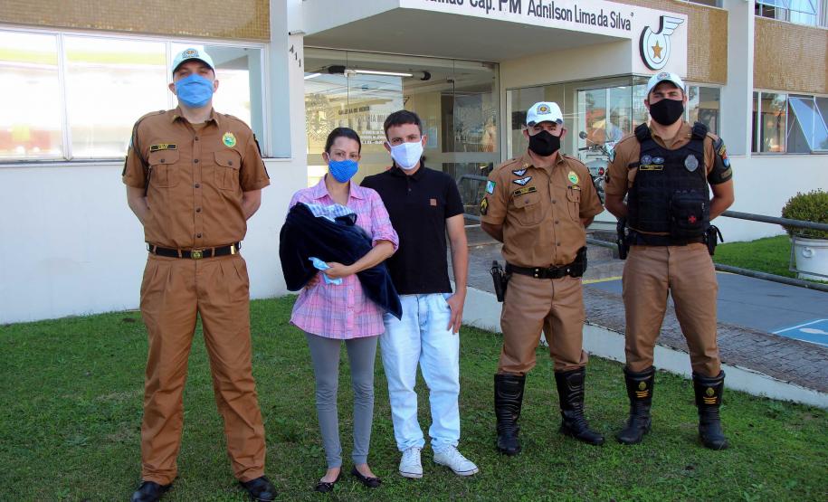 Bebê de 10 dias engasgado com leite é socorrido por policiais militares do BPTran, em Curitiba