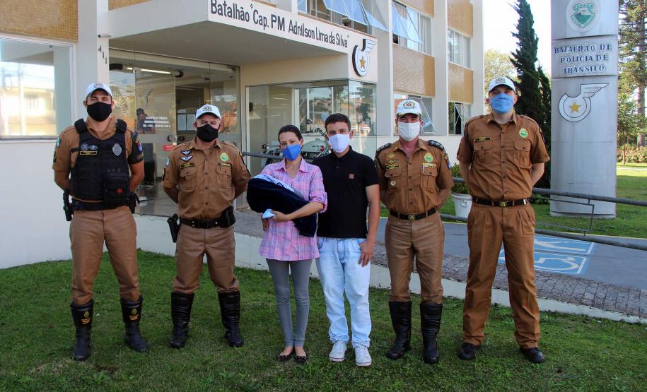Bebê de 10 dias engasgado com leite é socorrido por policiais militares do BPTran, em Curitiba