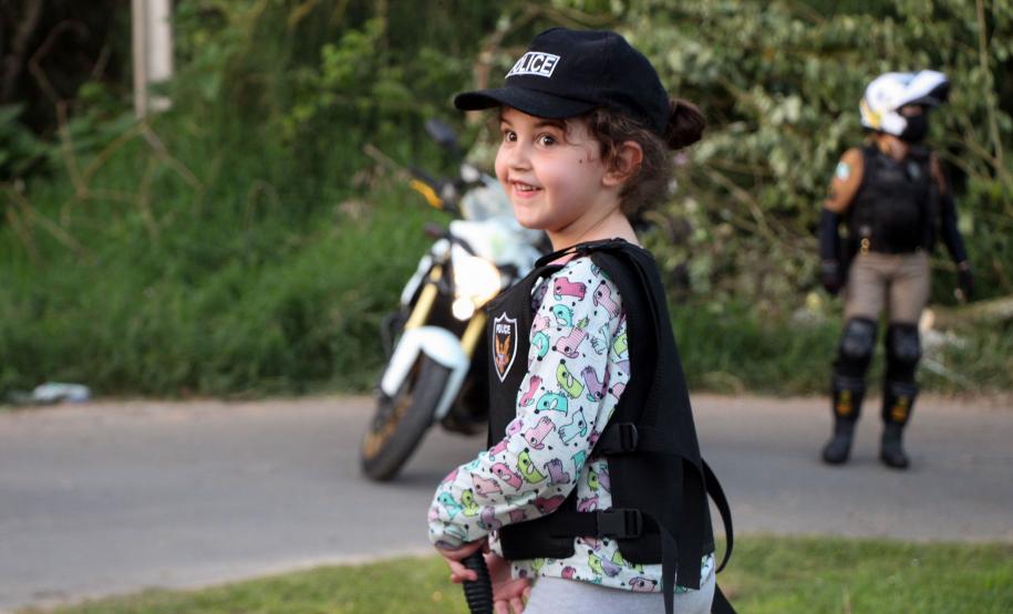 Menina fã da Polícia Militar recebe surpresa de policiais femininas em Colombo, na RMC