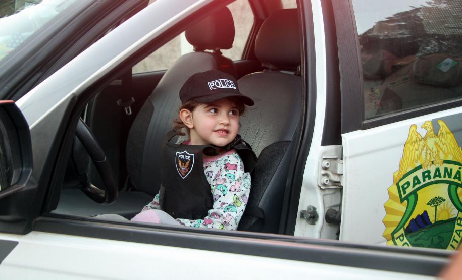 Menina fã da Polícia Militar recebe surpresa de policiais femininas em Colombo, na RMC
