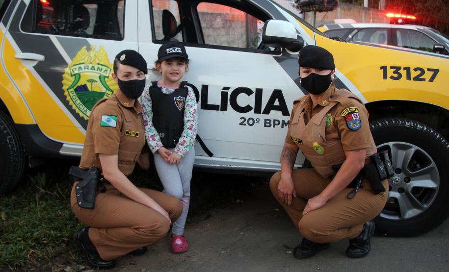 Menina fã da Polícia Militar recebe surpresa de policiais femininas em Colombo, na RMC