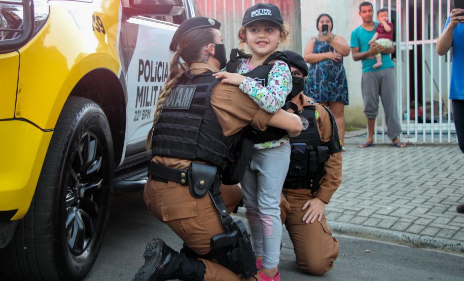 Menina fã da Polícia Militar recebe surpresa de policiais femininas em Colombo, na RMC