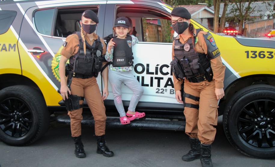 Menina fã da Polícia Militar recebe surpresa de policiais femininas em Colombo, na RMC