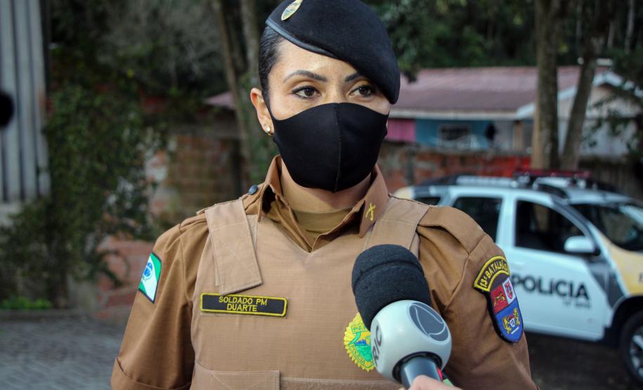 Menina fã da Polícia Militar recebe surpresa de policiais femininas em Colombo, na RMC