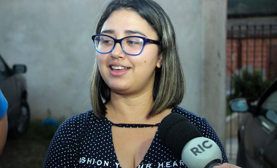 Menina fã da Polícia Militar recebe surpresa de policiais femininas em Colombo, na RMC