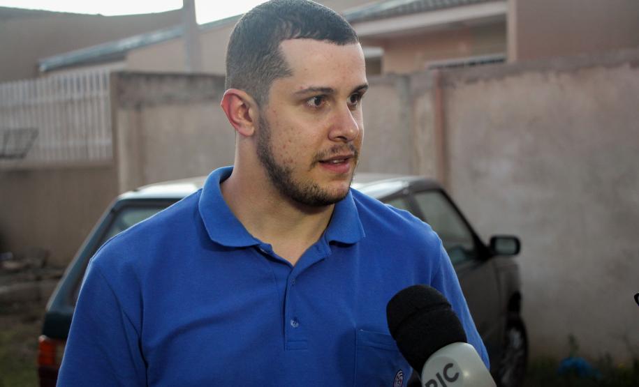 Menina fã da Polícia Militar recebe surpresa de policiais femininas em Colombo, na RMC