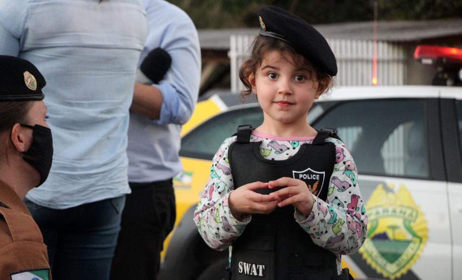 Menina fã da Polícia Militar recebe surpresa de policiais femininas em Colombo, na RMC
