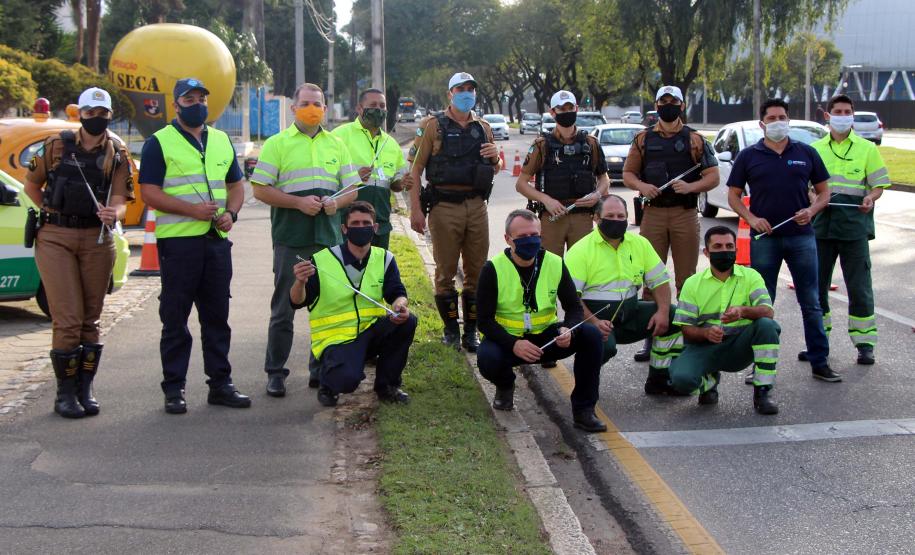 No Dia do Motociclista, BPTran faz blitz educativa e distribui antena corta fio pra evitar acidentes com linha de cerol