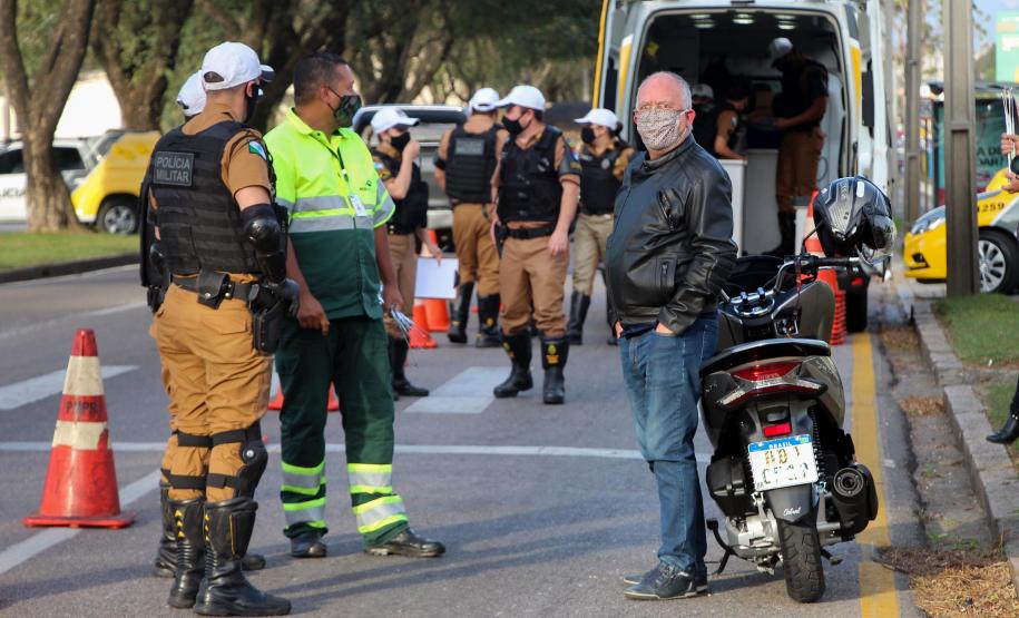 No Dia do Motociclista, BPTran faz blitz educativa e distribui antena corta fio pra evitar acidentes com linha de cerol
