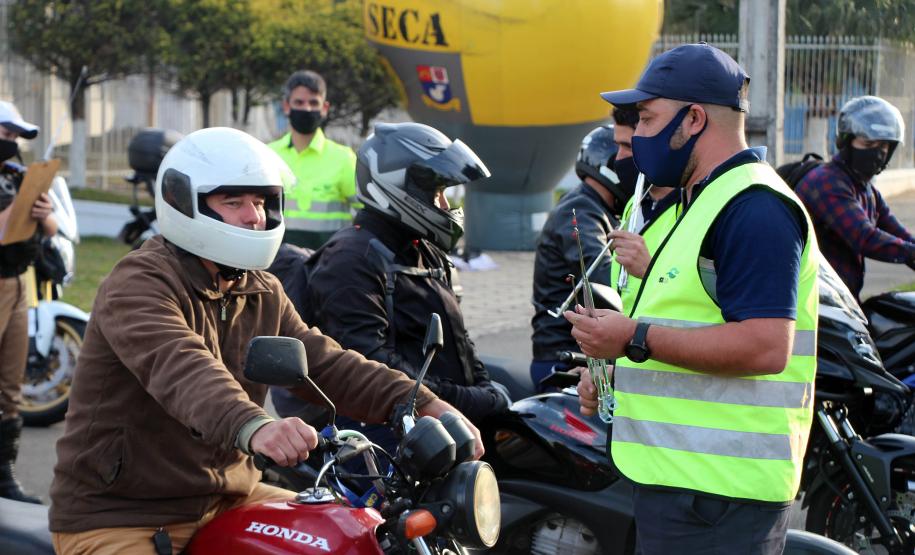 No Dia do Motociclista, BPTran faz blitz educativa e distribui antena corta fio pra evitar acidentes com linha de cerol