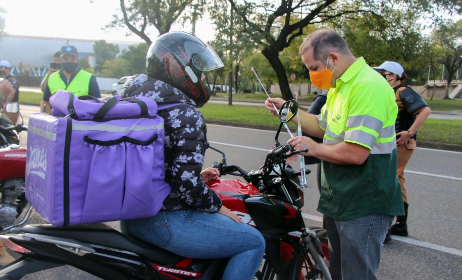 No Dia do Motociclista, BPTran faz blitz educativa e distribui antena corta fio pra evitar acidentes com linha de cerol