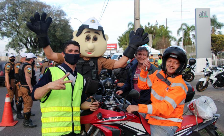 No Dia do Motociclista, BPTran faz blitz educativa e distribui antena corta fio pra evitar acidentes com linha de cerol