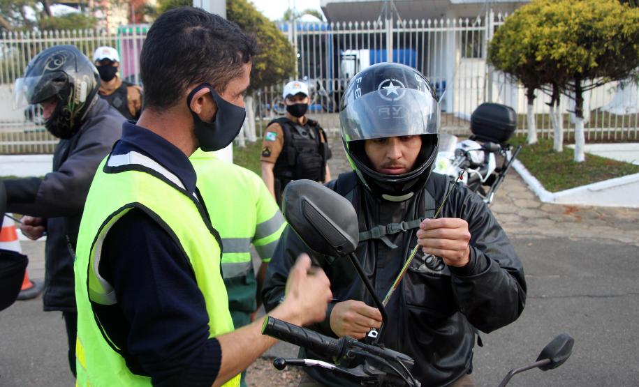 No Dia do Motociclista, BPTran faz blitz educativa e distribui antena corta fio pra evitar acidentes com linha de cerol