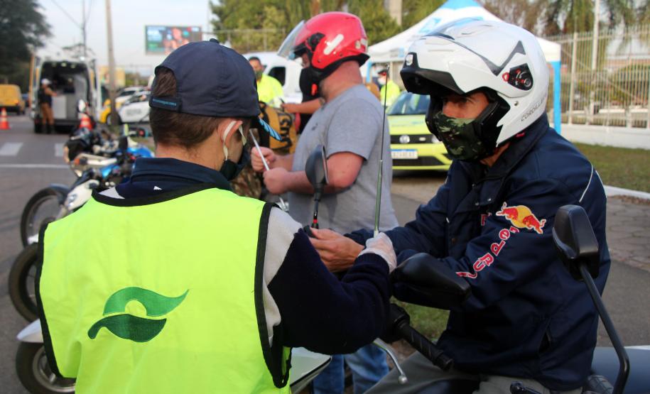 No Dia do Motociclista, BPTran faz blitz educativa e distribui antena corta fio pra evitar acidentes com linha de cerol