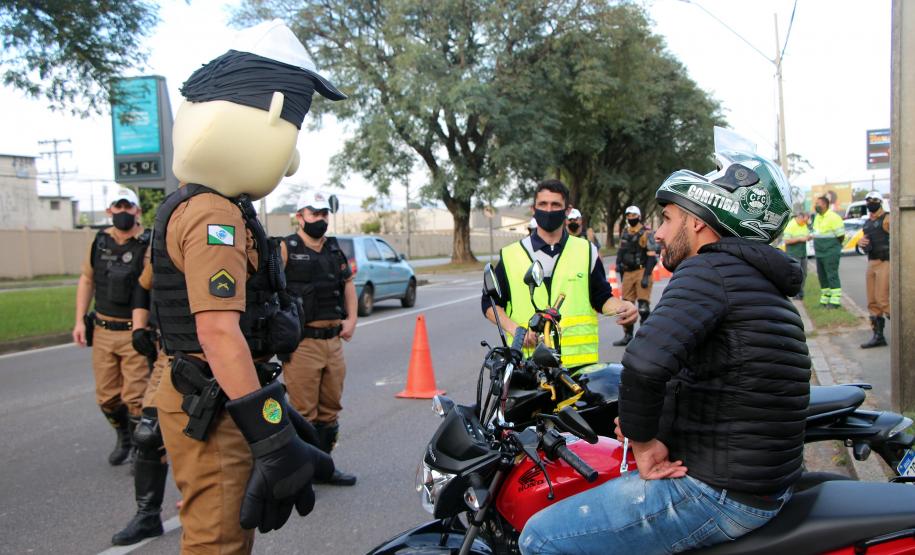 No Dia do Motociclista, BPTran faz blitz educativa e distribui antena corta fio pra evitar acidentes com linha de cerol
