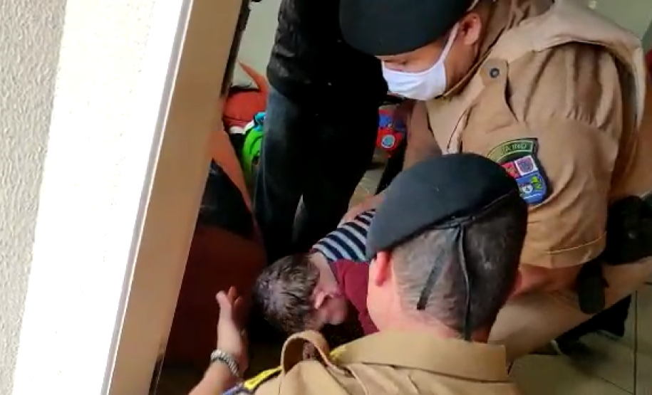 Policiais militares salvam bebê afogado em Londrina (PR), no Norte do estado