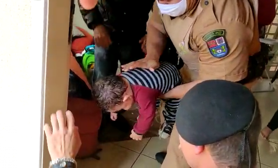 Policiais militares salvam bebê afogado em Londrina (PR), no Norte do estado
