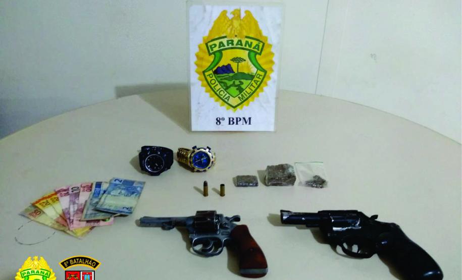 PM recupera motocicleta roubada e apreende armas de fogo e porções de drogas no Noroeste do estado