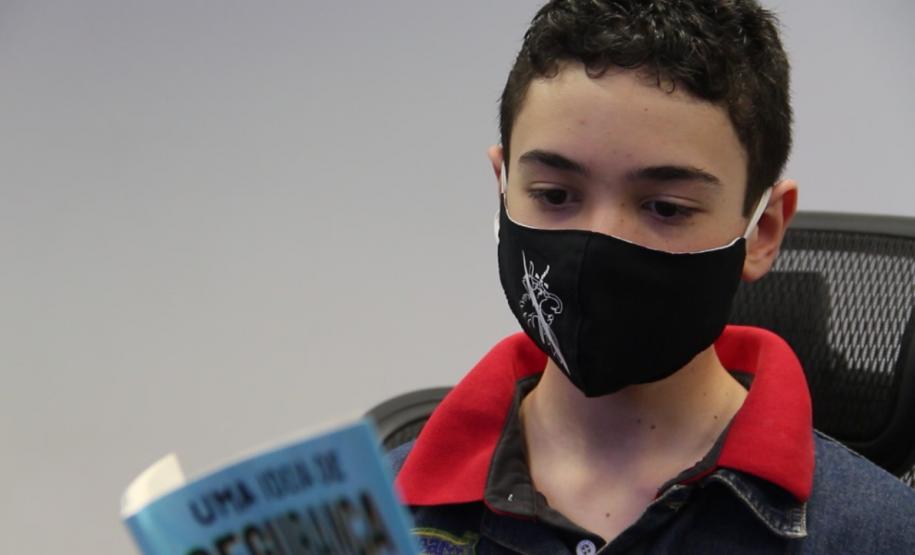 Filho de policial militar lança livro com orientações de segurança para crianças e jovens