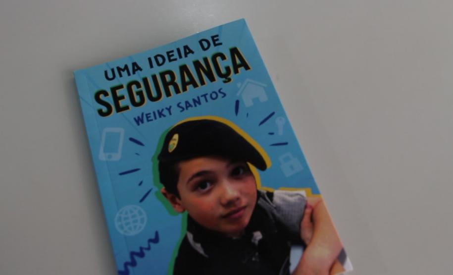 Filho de policial militar lança livro com orientações de segurança para crianças e jovens