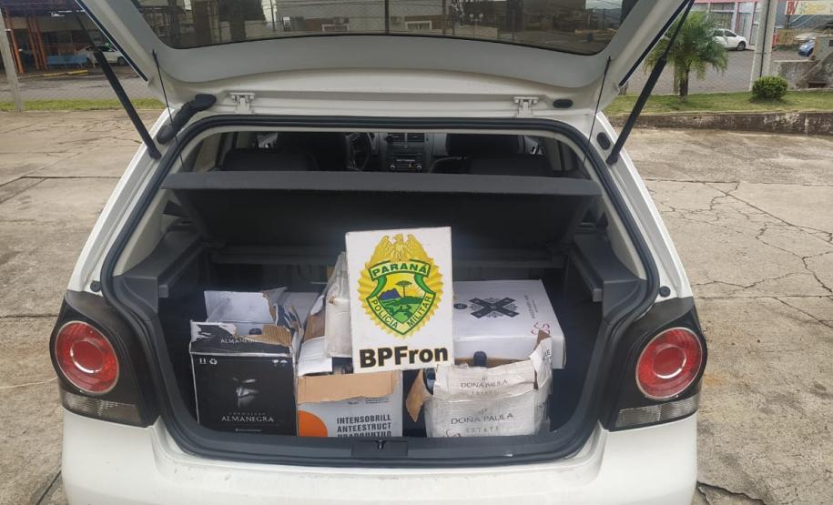 Diversas garrafas de vinho estrangeiro são apreendidas pelo Batalhão de Fronteira em Barracão, no Sudoeste do Paraná