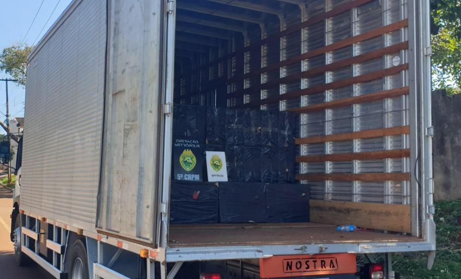 Policiais militares de fronteira apreendem caminhão com mais de 12 mil pacotes de cigarro em Toledo (PR)