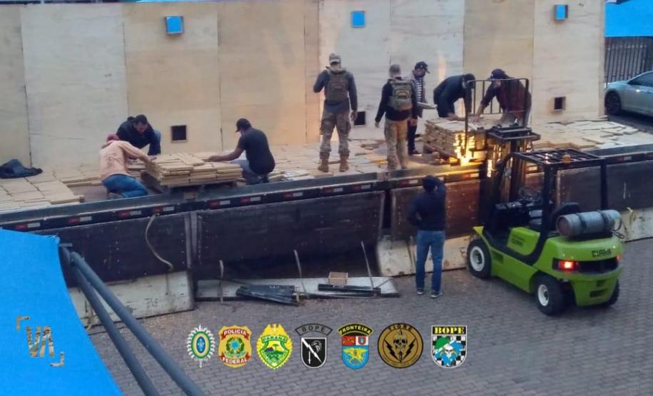 Cão de faro encontra 1,8 tonelada de maconha em fundo falso de carreta no Oeste do estado