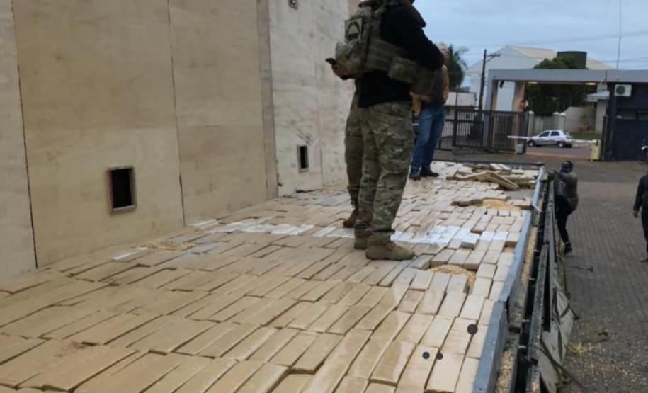 Cão de faro encontra 1,8 tonelada de maconha em fundo falso de carreta no Oeste do estado