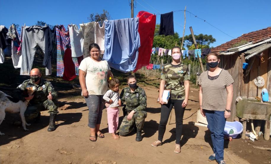 Integrantes do projeto Força Verde Mirim arrecadam cestas e roupas para famílias de Itaiacoca, nos Campos Gerais