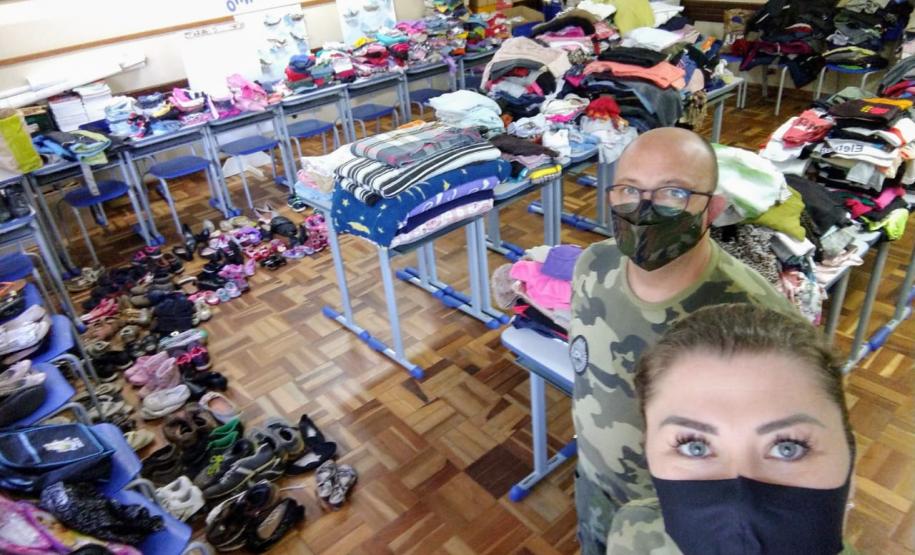 Integrantes do projeto Força Verde Mirim arrecadam cestas e roupas para famílias de Itaiacoca, nos Campos Gerais