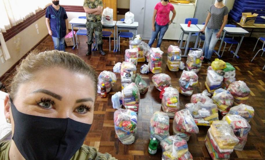 Integrantes do projeto Força Verde Mirim arrecadam cestas e roupas para famílias de Itaiacoca, nos Campos Gerais